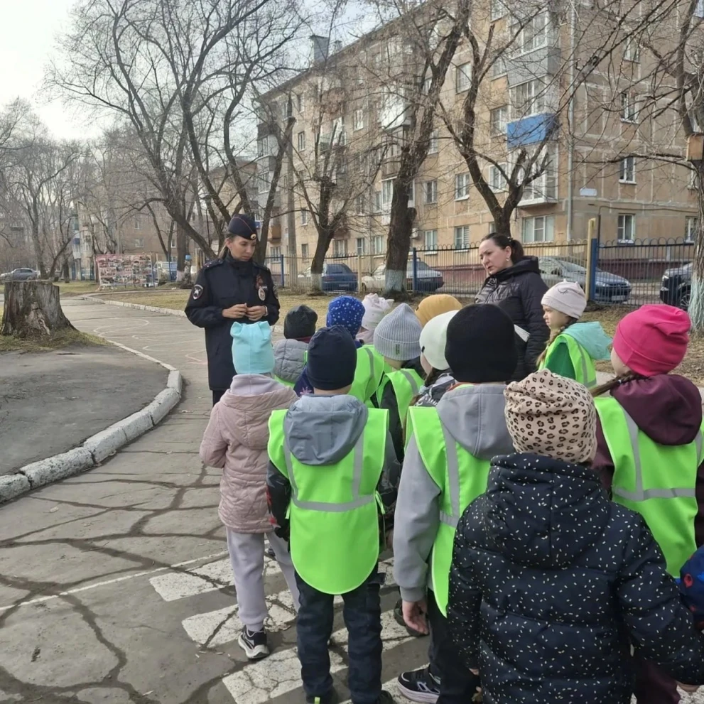 Дошкольников вывели на дорогу: в Новокузнецке прошел необычный урок безопасности