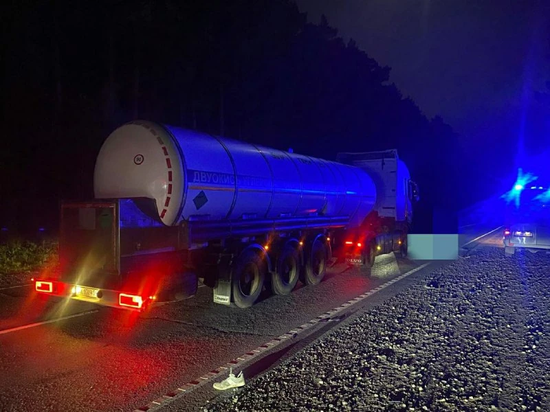Под Новосибирском грузовик сбил насмерть пешехода