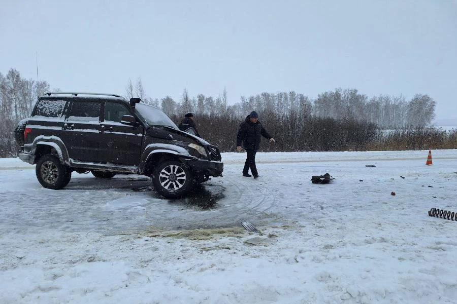 В столкновении «Патриота» и «Гранты» в Омской области погиб водитель легкового автомобиля