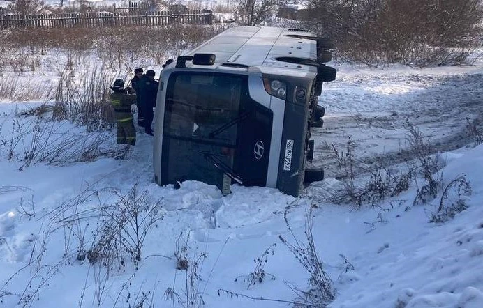 В Красноярском крае перевернулся рейсовый автобус с пассажирами из Тувы 