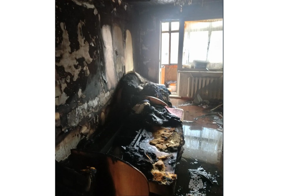 На пожаре в многоквартирном доме в Красноярске пострадали двое мужчин