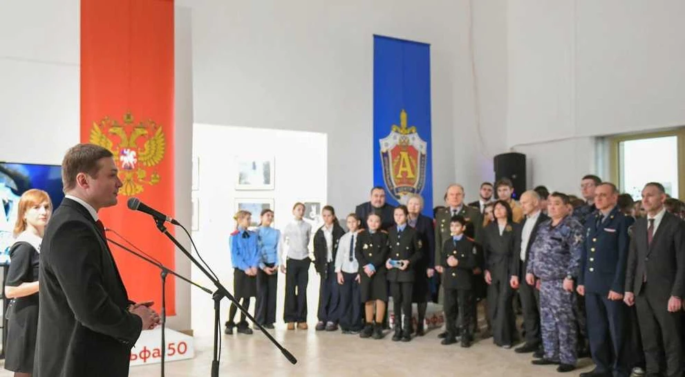 Глава Хакасии посетил фотовыставку, посвященную юбилею подразделения «Альфа»