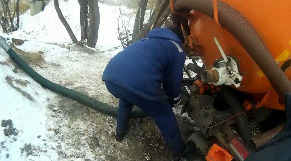 Во время рейда в Красноярске поймали «чёрного» ассенизатора при сливе нечистот 