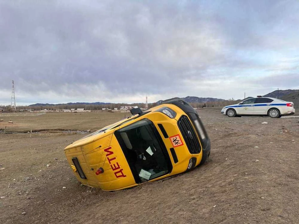 В Туве перевернулся школьный автобус 