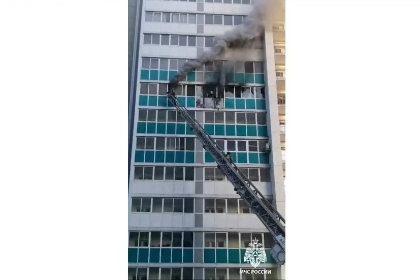 В Иркутске десятки людей эвакуировались из-за пожара на 8-м этаже многоквартирного дома 