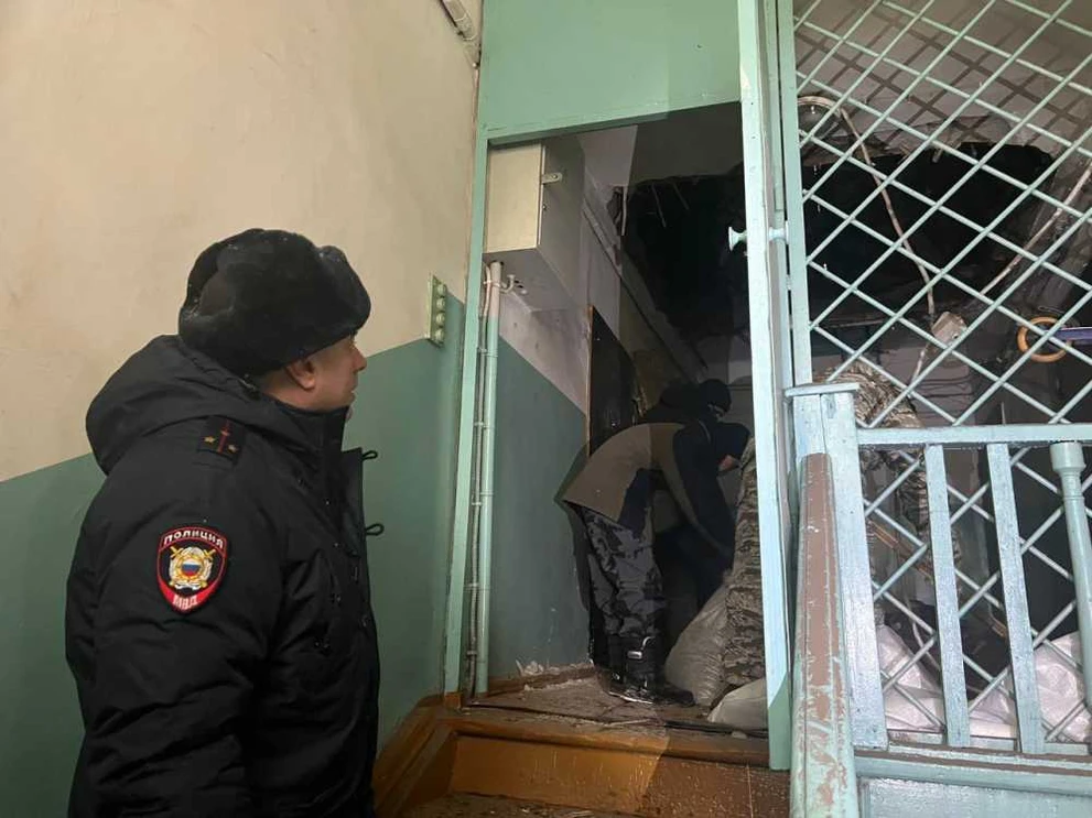 В Красноярске в жилом доме обрушился потолок