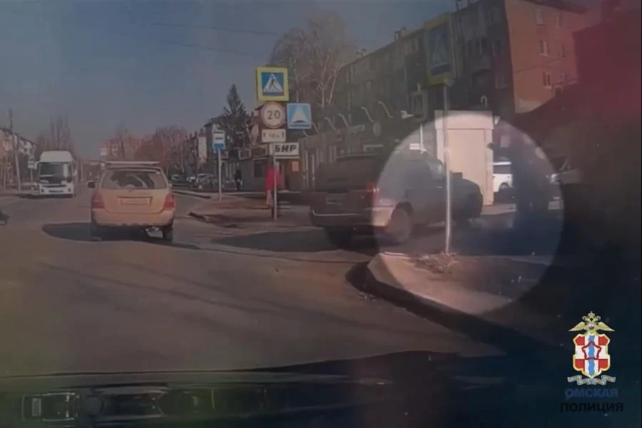 В Омске из-за беспечности родителей под машину попала девочка в возрасте 1 год 8 месяцев