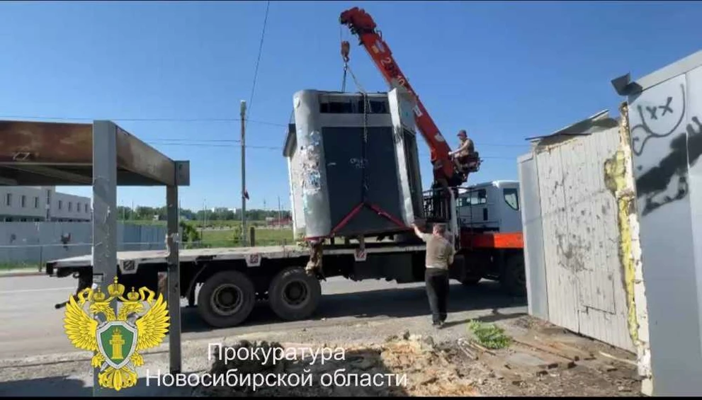 В Новосибирской области снесли заброшенный торговый павильон