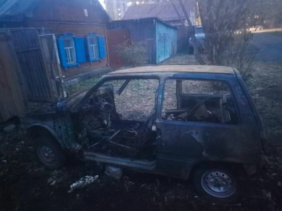 В Омске пьяный рецидивист спалил машину отца своей знакомой