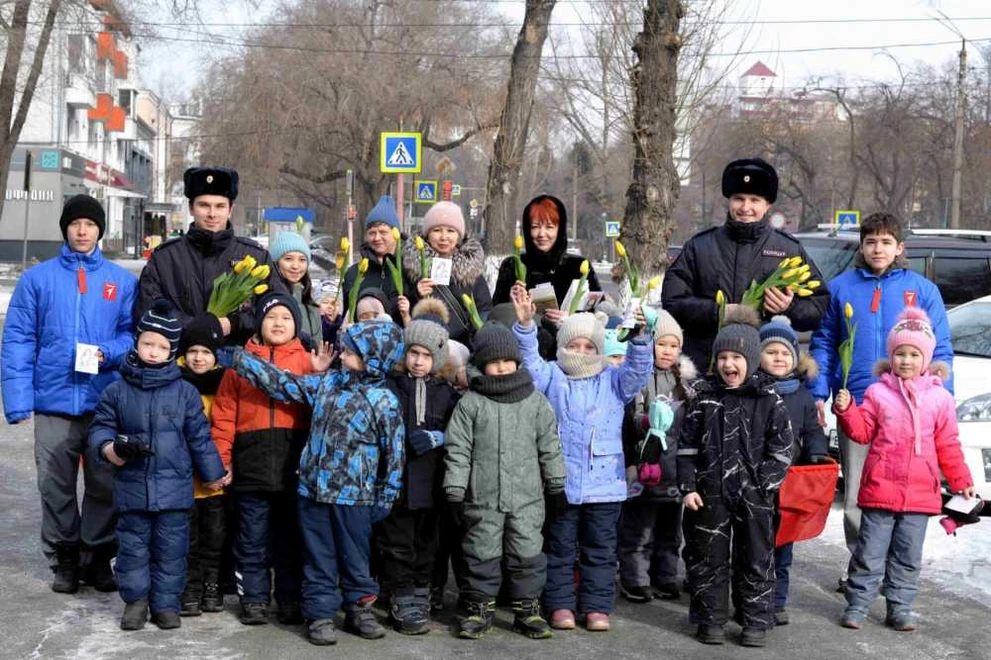 В Хакасии полиция и общественники поздравили женщин с 8 марта
