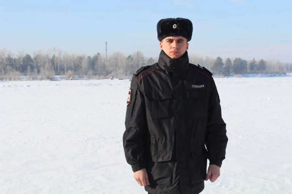 Полицейский из Красноярского края помог пенсионерке на пожаре 