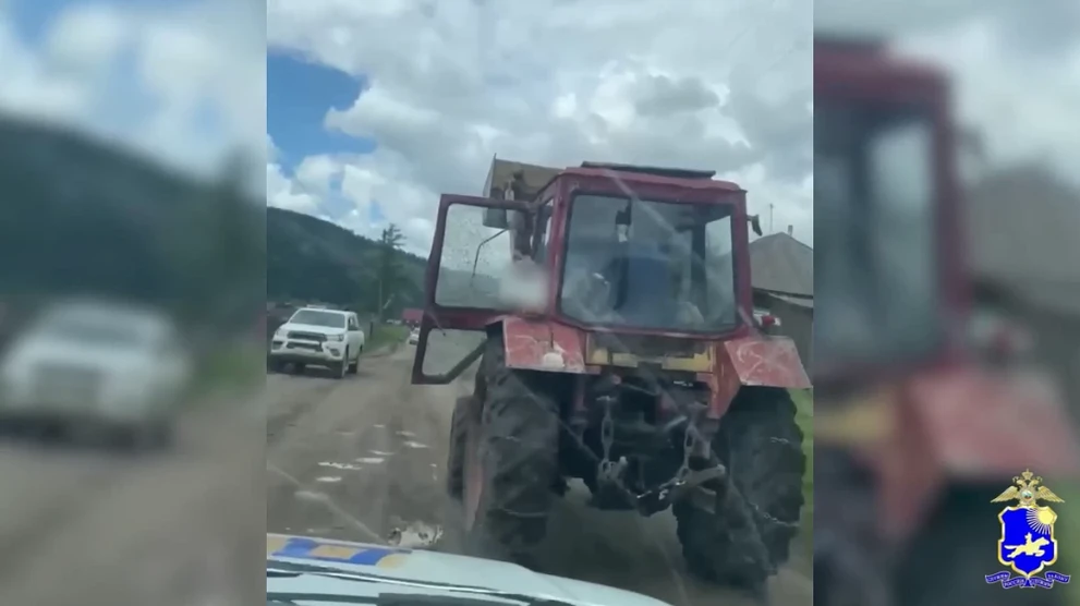 В Тыве полицейские со стрельбой останавливали трактор