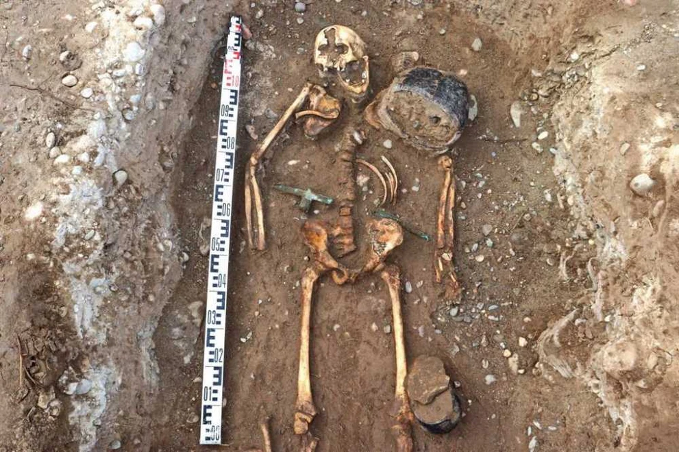 В Хакасии археологи нашли нетронутый скифский курган под плитой фонтана  