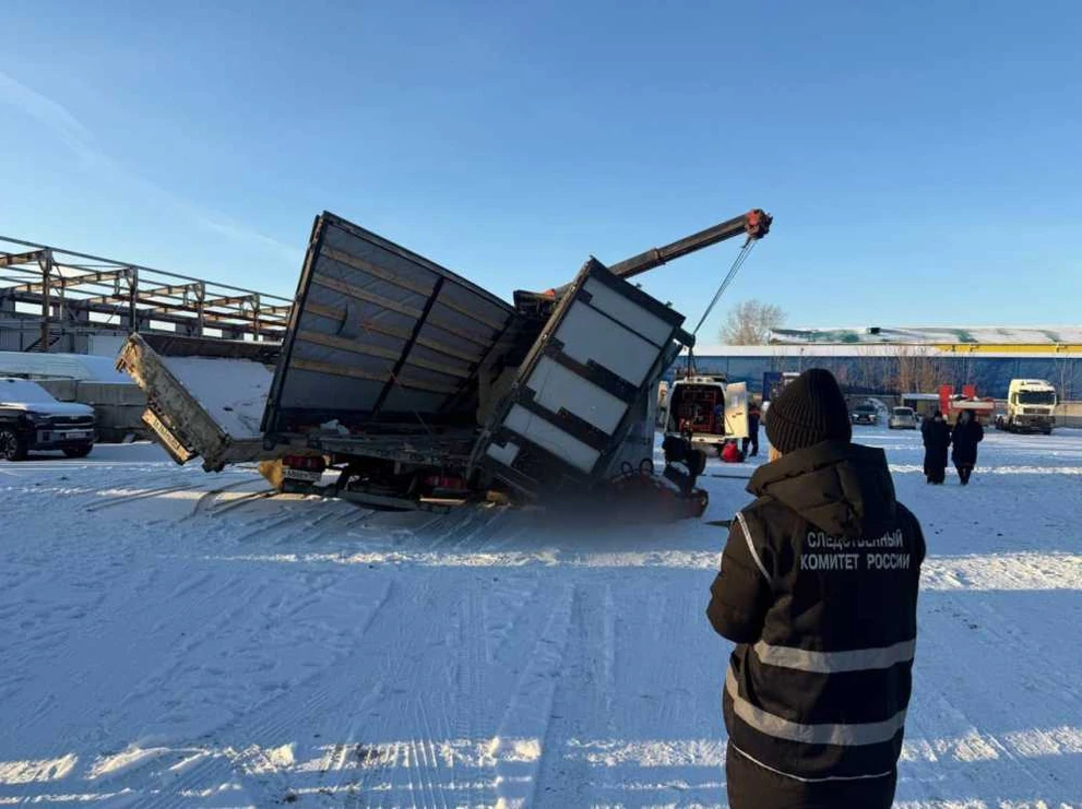 В Красноярске выясняют обстоятельства гибели водителя при погрузочных работах