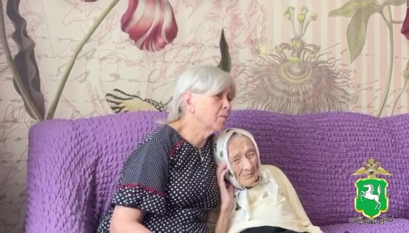 В Томске 102-летней Зое Лыковой вручили бессрочный вид на жительство