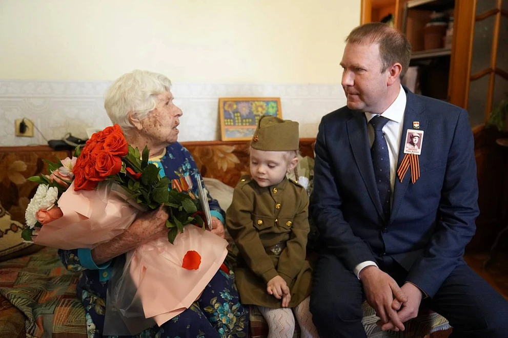 Мэр Кемерова поздравил ветерана труда и труженицу тыла со 100-летием