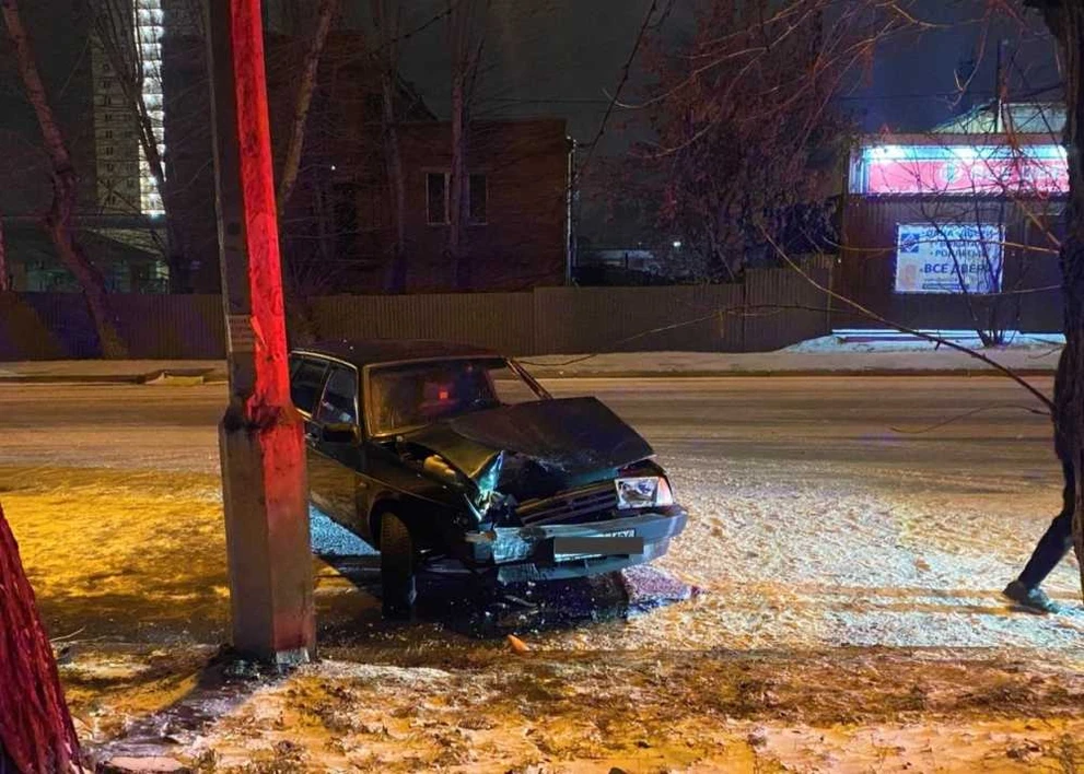 В Красноярске в столкновении авто с опорой электроосвещения пострадал подросток 