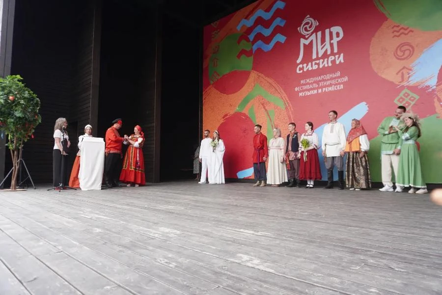 В Красноярском крае на «Мире Сибири» сочетались браком 8 пар