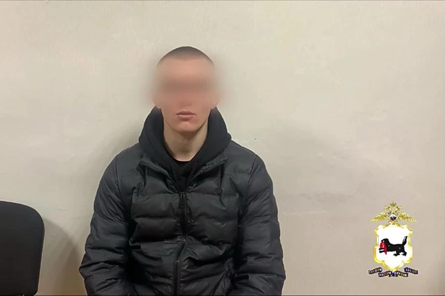 В Иркутске молодой человек устроил погром в подъезде жилого дома