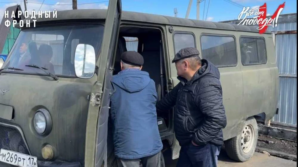 В Туве передали автомобили для бойцов СВО