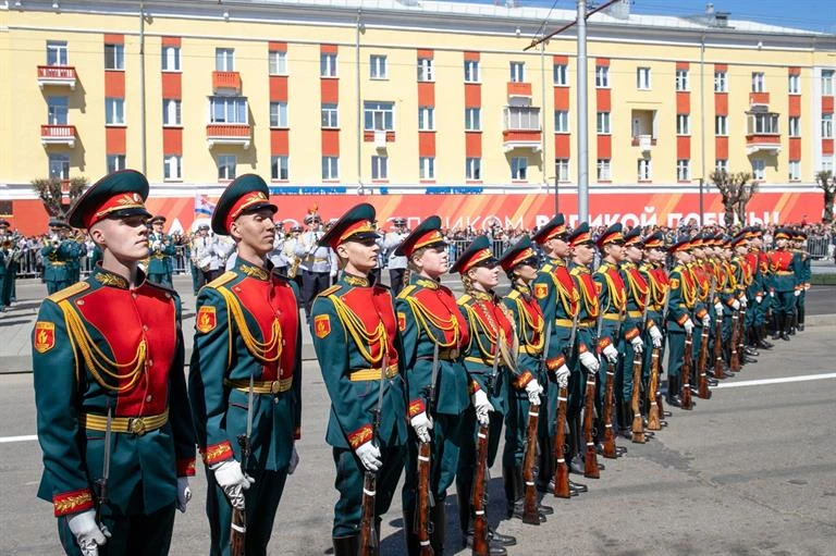В Красноярске молодые люди могут стать участниками почетного караула 9 мая