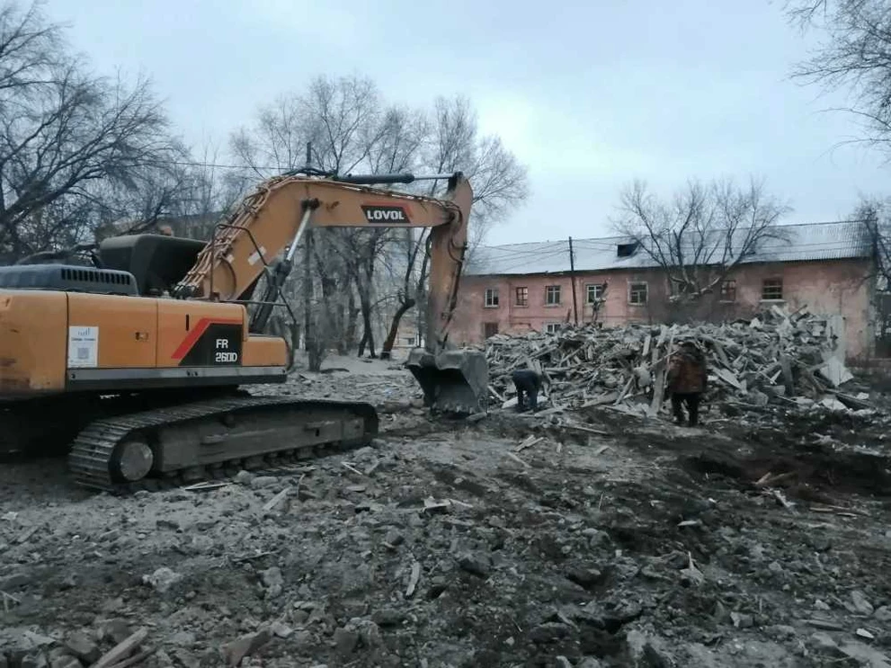 Печально известный аварийный дом в Барнауле сносят 