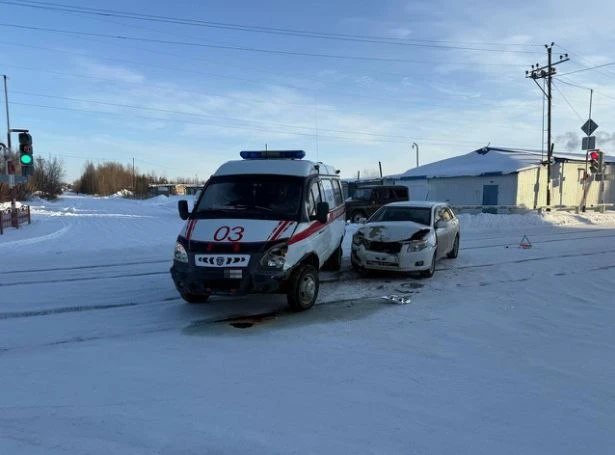 В Томской области машина скорой помощи столкнулось с легковушкой