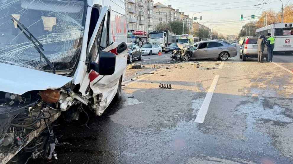 В Красноярске в ДТП пострадали водитель, фельдшер и пациент скорой помощи
