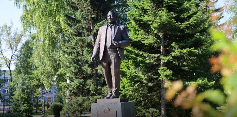 В Республике Алтай почтили память первого главы региона Валерия Чаптынова