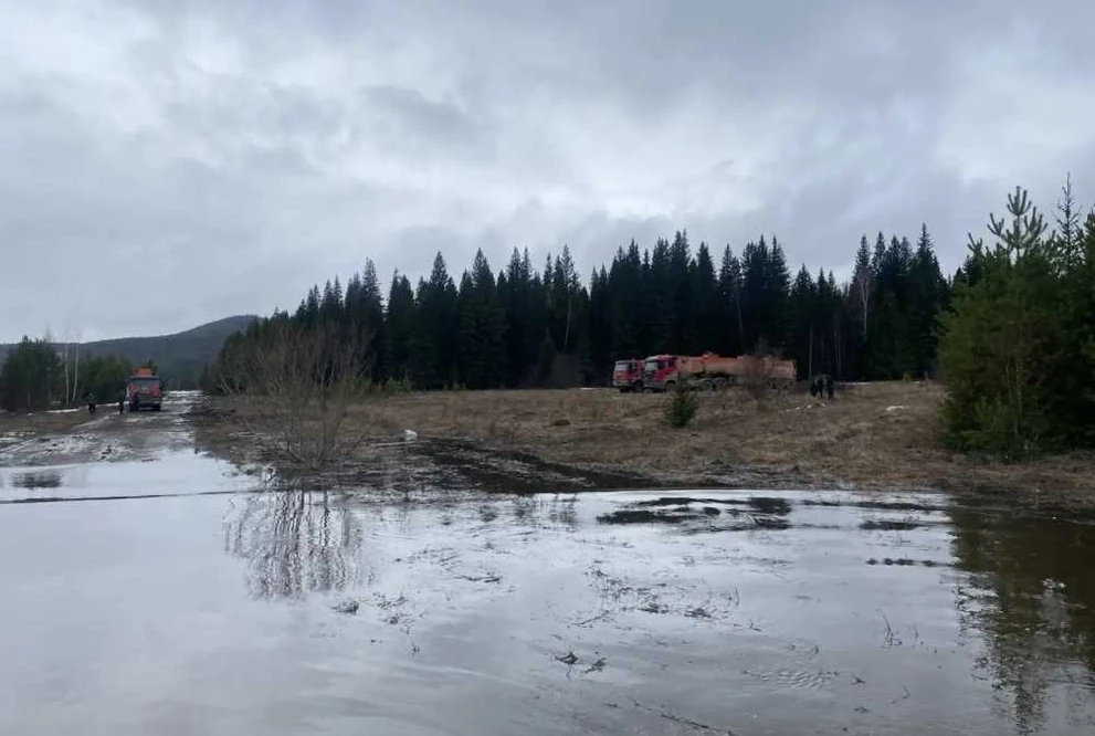 В Красноярском крае спасатели эвакуировали трёх водителей бензовозов