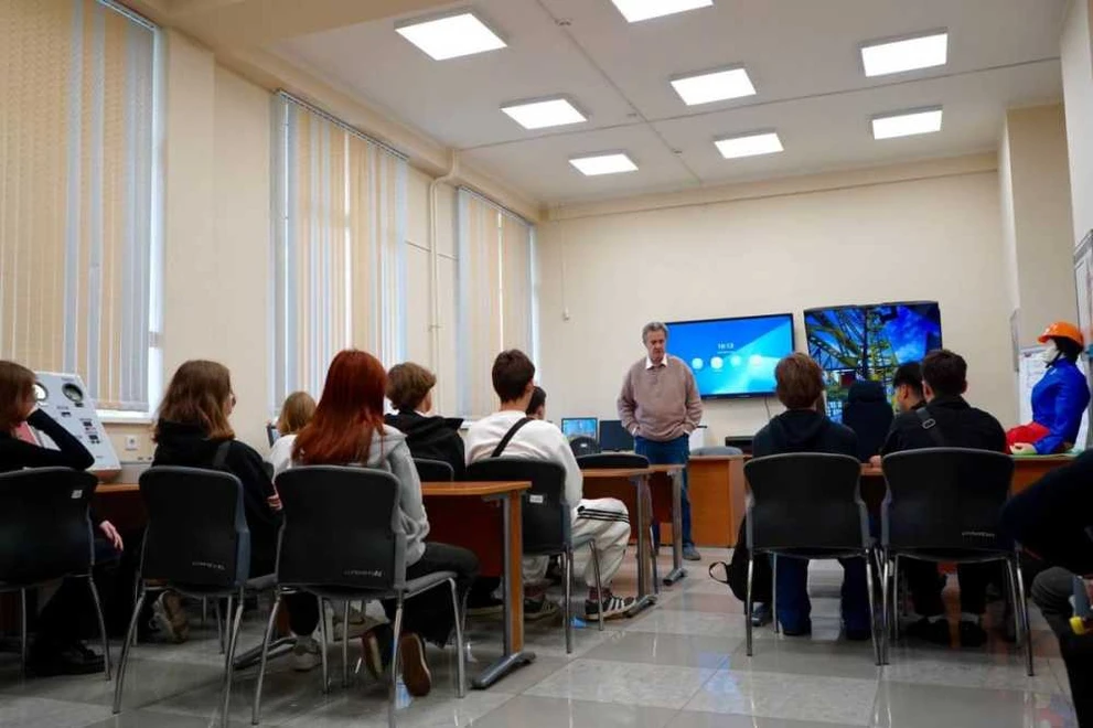 Активисты «Единой России» организовали для школьников Красноярска экскурсию в институт нефти и газа СФУ