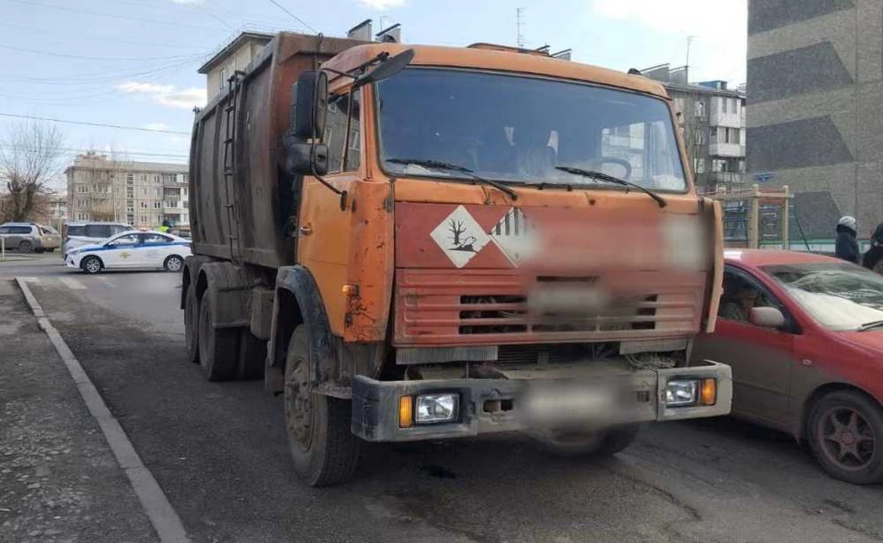 В Ленинском районе Красноярске КамАЗ насмерть сбил ребёнка