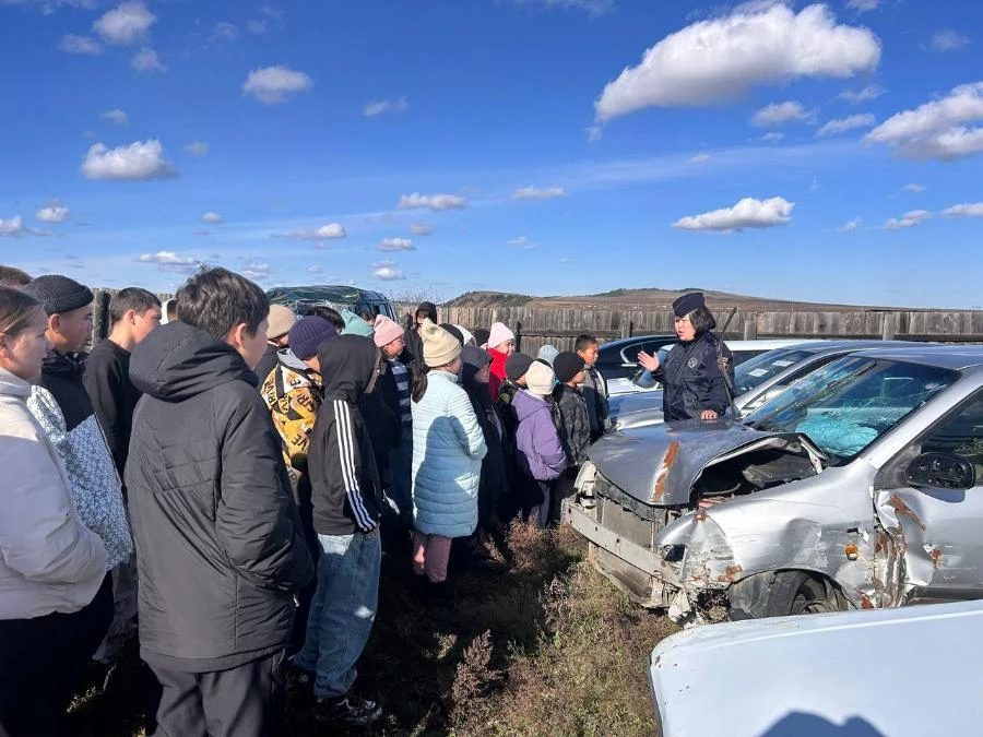 В Иркутской области школьников убеждали в необходимости соблюдения ПДД на «Выставке разбитых машин»