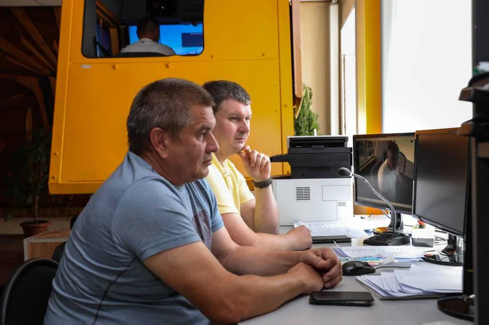обучение водителей БЕЛАЗ_отработка действий на тренажере.jpg