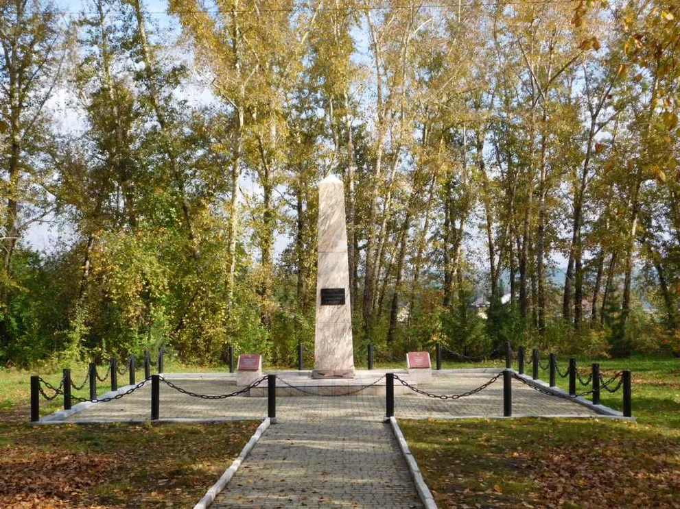 Волонтёры и местные жители ухаживают за памятниками. _DSCN6141.JPG