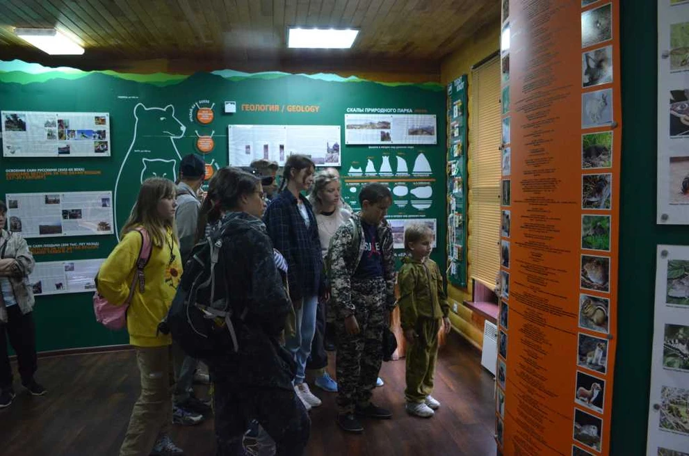 Туристы в экспозале.jpg