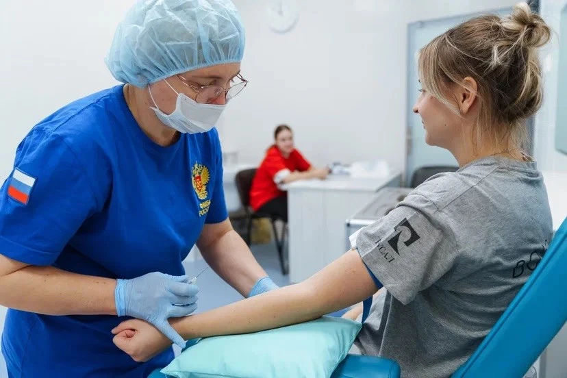 Сотрудница РУСАЛа принимает участие в дне донора.jpg