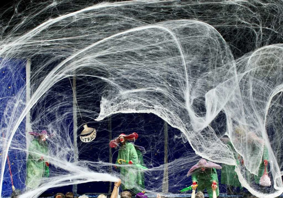Snowshow Moulin Jaune Anastasia Rufin spiders web.jpeg