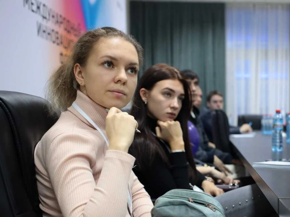 Круглый стол 2.JPG
