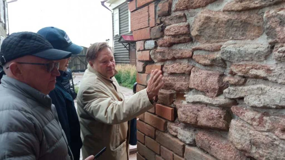 Тихонович и кирпичи.jpg