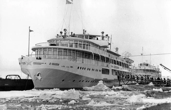 1954. НА ЕНИСЕЙ ПРИШЛИ ПЕРВЕНЦЫ САМОЙ УСПЕШНОЙ В СССР СЕРИИ ПАССАЖИРСКИХ ТЕПЛОХОДОВ – «В.ЧКАЛОВ» И «А.МАТРОСОВ»