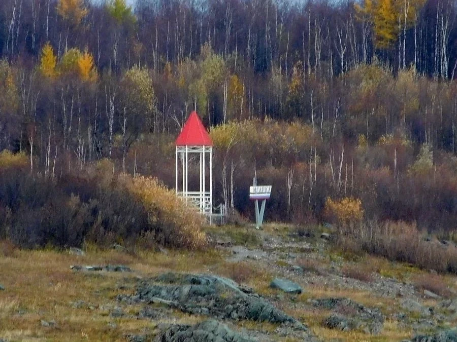«Пора на севера». «Все флаги в гости будут к нам…»