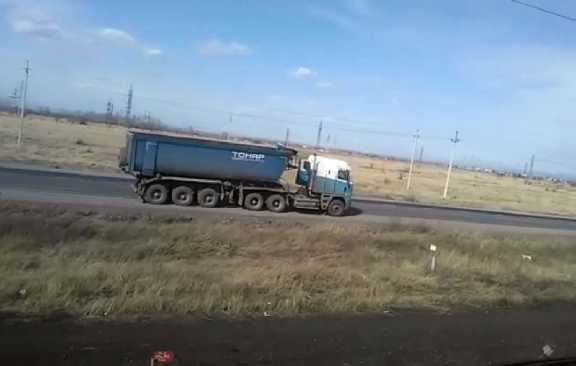 В Хакасии машинисты Красноярской железной дороги предотвратили столкновение локомотива с грузовиком 