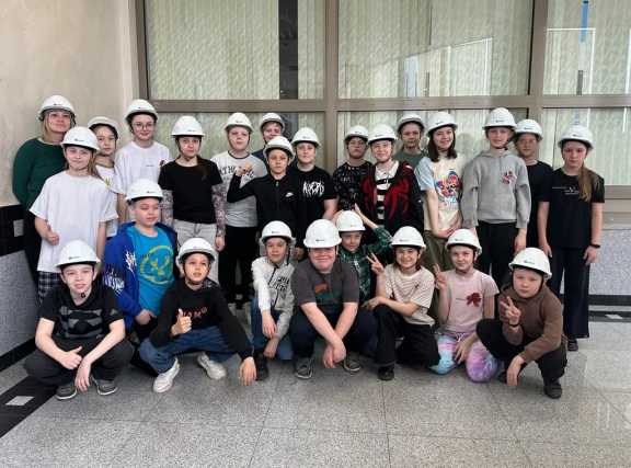 Для школьников из Красноярского края прошла экскурсия на одной из самых мощных ГЭС России 