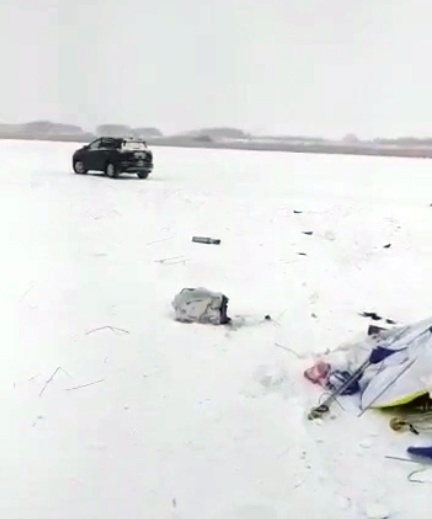 В Новосибирской области пьяный водитель раздавил на озере палатку с рыбаками 