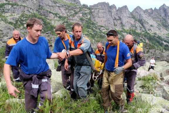 Спасатели эвакуируют пострадавших от удара молнии в горах Красноярского края