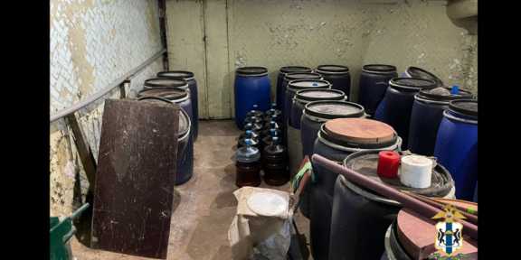 Полиция арестовала подпольный цех по производству алкоголя в Новосибирске