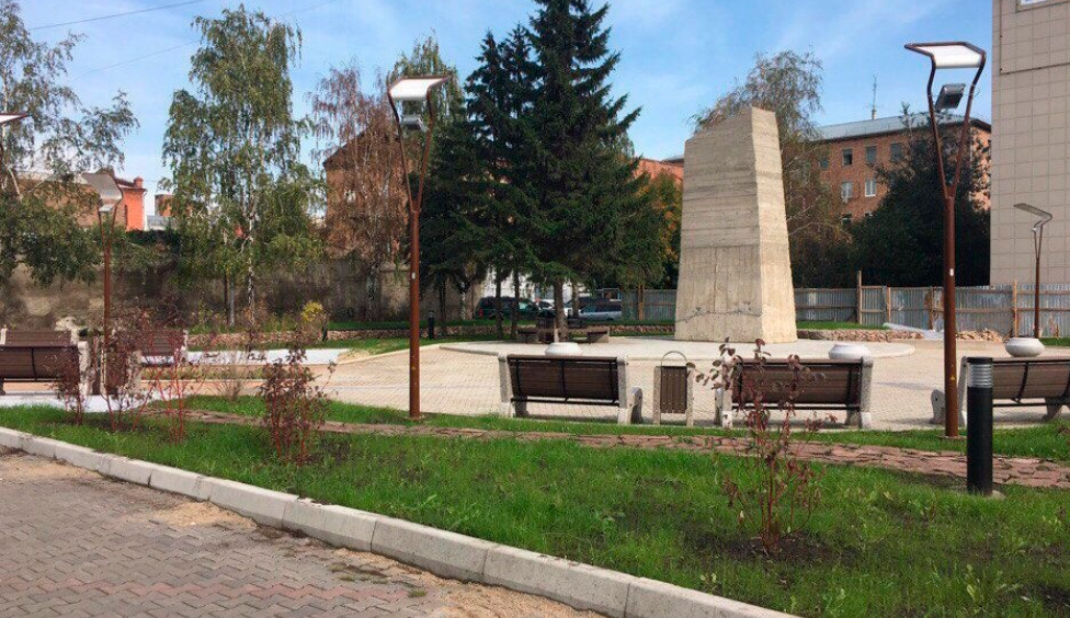 Сквер пограничников красноярск. Сквер Геологов Красноярск. Памятник в сквере Геологов в Красноярске. Памятник девушке геологу.