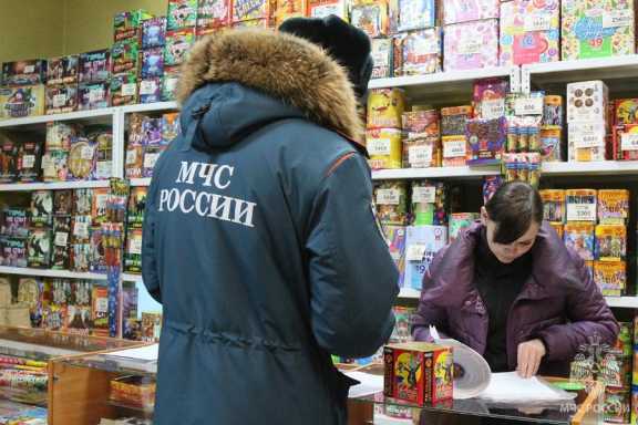 В Хакасии сотрудники МЧС проверяют торговлю пиротехникой 