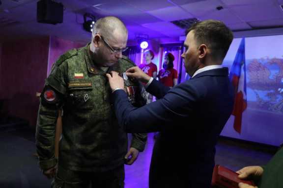 В Норильске участнику специальной военной операции вручена медаль «За отвагу»